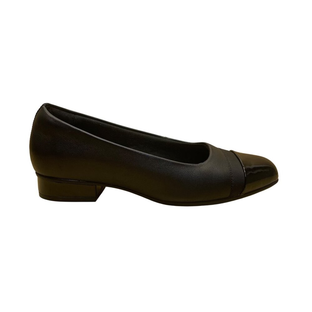 Clarks Women's Black Faux Leather Ultimate Comfort Patent Caped Toe Flats Size 7